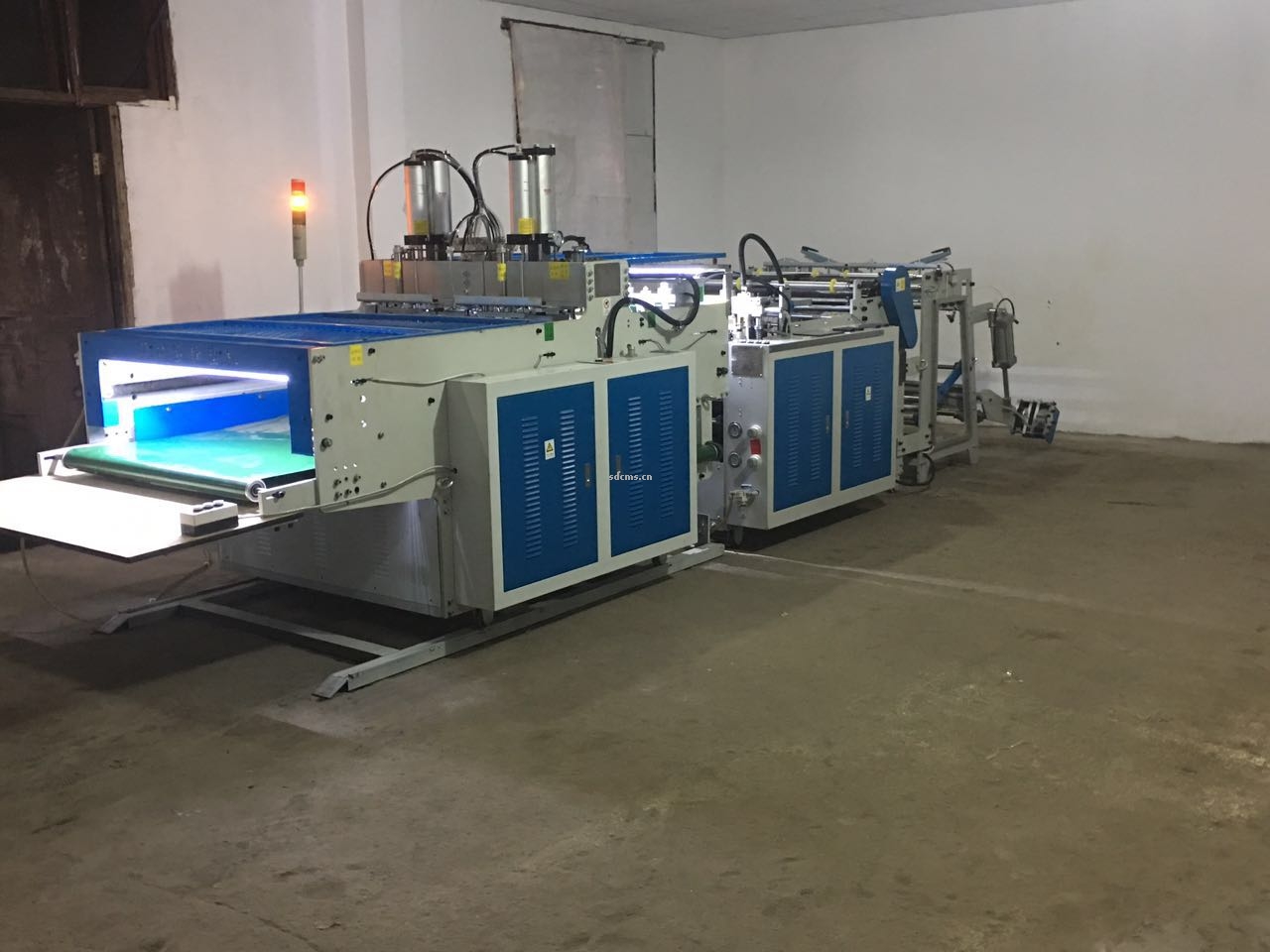 超高速制袋機 超市購物袋制袋機一、特點：本機以HDPE、LDPE筒膜為原料，是制作超市袋、背心袋、馬甲袋、市場袋的理想設備，本機具有節(jié)省人工、降低成本、一次成型、故障率低、產(chǎn)量高等特點，良好性能的色標跟蹤儀，使封切長度更準確，誤差更小。采用先進的電腦，長度調(diào)整方便，精確。