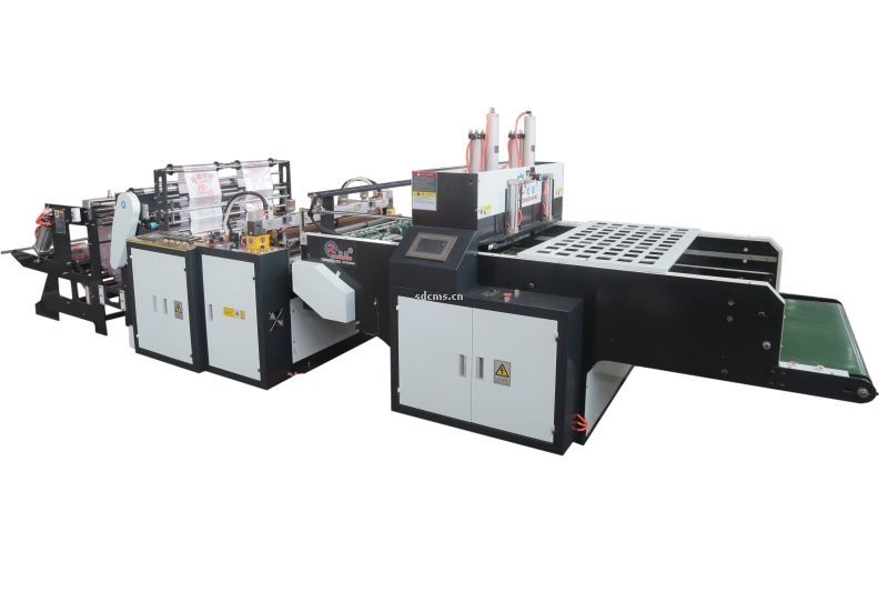 超高速制袋機 超市購物袋制袋機一、特點：本機以HDPE、LDPE筒膜為原料，是制作超市袋、背心袋、馬甲袋、市場袋的理想設備，本機具有節(jié)省人工、降低成本、一次成型、故障率低、產(chǎn)量高等特點，良好性能的色標跟蹤儀，使封切長度更準確，誤差更小。采用先進的電腦，長度調(diào)整方便，精確。